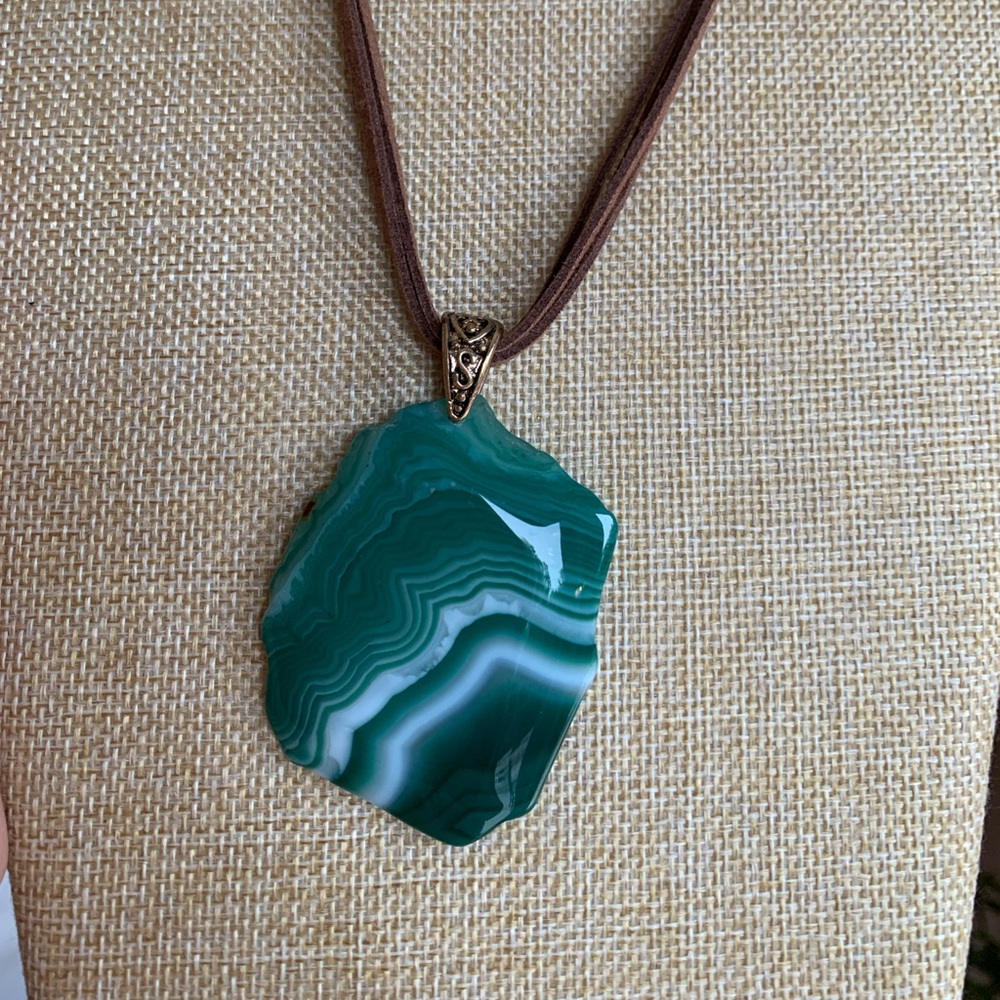 Dyed green agate pendant